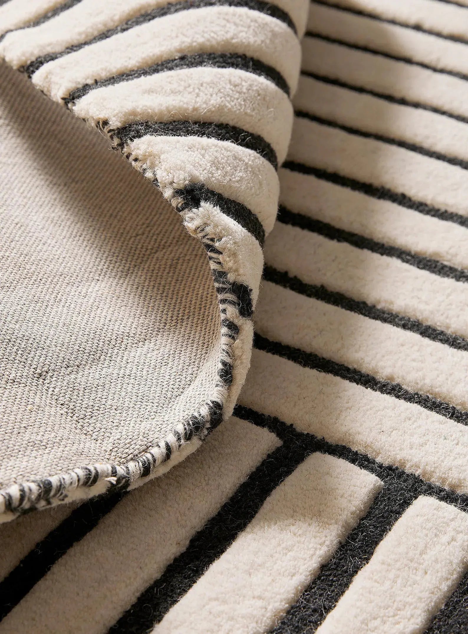 White and black lines Hand tufted carpets Rugverse